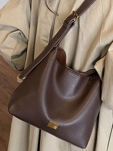 Sac seau hobo en cuir grainé marron foncé avec bandoulière réglable et plaque dorée