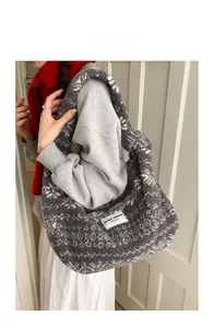 Détail du sac cabas en polaire douce avec motif jacquard et étiquette BERRY BREAD