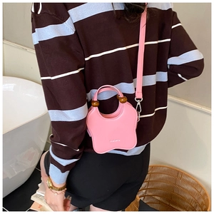 Mini sac bandoulière rose en forme de papillon avec sangle en cuir et perles en bois