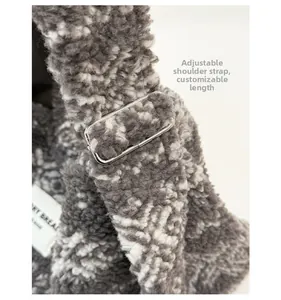 Détail de la boucle de bandoulière réglable et du motif flocon de neige de ce sac fourre-tout