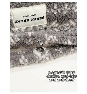 Gros plan du sac fourre-tout en peluche flocon de neige avec boucle magnétique et étiquette