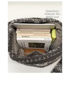 Intérieur spacieux du cabas en polaire grise montrant sa capacité pour livres et tablette
