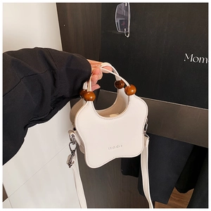 Sac à main blanc en cuir en forme d'étoile avec perles en bois et fermoirs métalliques