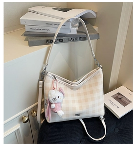 Détail du sac cabas à carreaux blanc cassé avec pendentif Hello Kitty et bandoulière