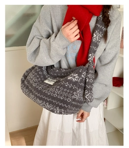 Détail du sac cabas en polaire grise avec motifs de flocons et étiquette logo tissée