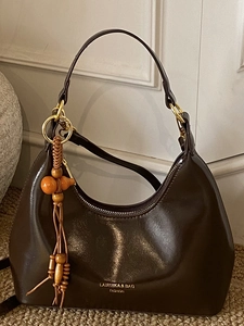 Sac Hobo en Cuir PU Brillant pour Femmes Rétro Demi-lune Sac Sous le Bras Avec Pendentif en Perles de Bois Sac à Épaule Minimaliste