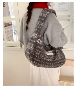 Détail du grand sac cabas en peluche grise à motif flocon de neige et texture douce