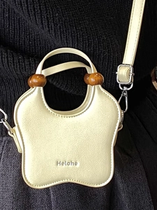 Sac à main papillon minimaliste jaune clair avec perles en bois marron et boucle argentée
