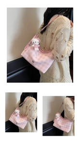 Sac fourre-tout en toile à carreaux rose et blanc avec breloque peluche sur tricot blanc