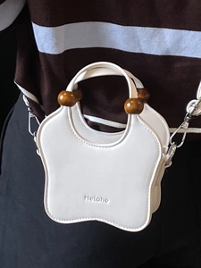 Sac à main blanc en forme d'étoile avec poignée en perles de bois et logo Helahe