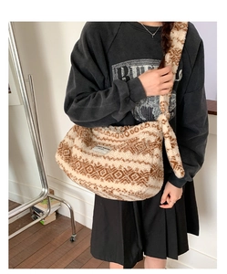 Détail du sac cabas en polaire beige avec motifs géométriques et étiquette de marque