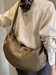 Retro pleated crescent shoulder bag in olive green faux leather with large capacity