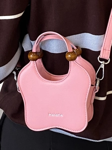 Sac à main rose en cuir PU en forme de pétale avec perles en bois brun et boucles argentées