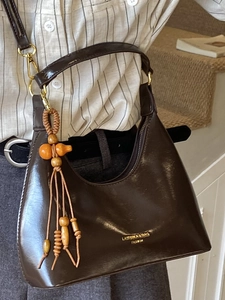 Sac hobo rétro en cuir marron foncé brillant avec gland en perles de bois pour femme
