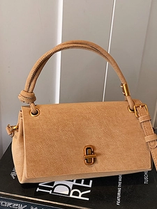 Sac bandoulière vintage en cuir camel avec ferrures dorées et poignée supérieure structurée