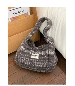 Détail du sac cabas en peluche à motif flocon de neige avec étiquette tissée de marque