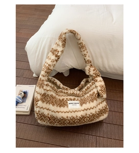 Détail du motif jacquard flocon et de la texture sherpa douce sur le sac beige