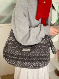 Sac à bandoulière en peluche grise avec motifs ethniques de flocons et texture douce