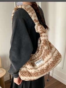 Grand sac cabas ethnique en polaire à motif jacquard avec bandoulière large femme