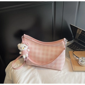 Détail du sac cabas à carreaux roses avec breloque ours en peluche et anse en cuir