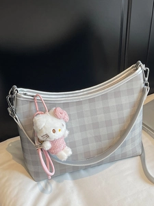 Sac hobo argenté à carreaux avec bandoulière amovible et breloque chat en peluche