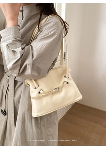 Détail du sac cabas beige avec plis et bandoulière réglable à boucle métallique argentée