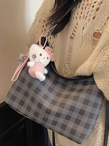 Sac fourre-tout à carreaux gris tendance avec logo en métal et breloque chat en peluche