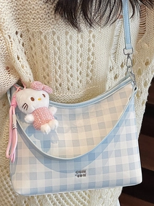 Sac cabas à carreaux bleu et blanc avec logo métallique et breloque chaton rose
