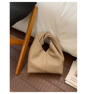 Détail du sac hobo kaki avec poignée nouée et texture en cuir de vachette grainé