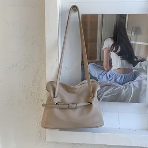 Vue détaillée du sac nuage kaki avec ceinture décorative et boucle métallique élégante