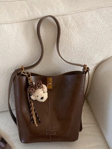 Vintage PU Leather Large Capacity Bucket Bag For Women Metal Lock Casual Commuter Shoulder Bag With Bear Charm Top Handle Bag