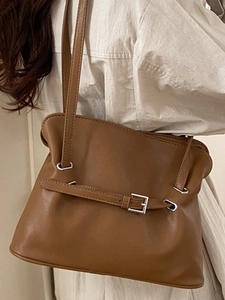 Sac fourre-tout minimaliste en cuir marron pour femmes avec boucle argentée élégante