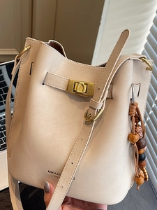 Sac Seau en Cuir PU Vintage pour Femmes Grande Capacité Urbaine Simple Sac à Bandoulière Pendentif Perle de Bois Serrure