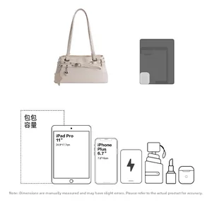 Détail de capacité du sac Boston beige montrant le rangement iPad 11 pouces et mobile