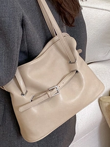 Grand sac cabas beige minimaliste avec boucle argentée pour les déplacements quotidiens