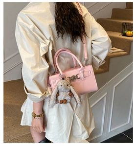 Sac bandoulière rose en similicuir avec boucle argentée et breloque lapin mignonne pour femme
