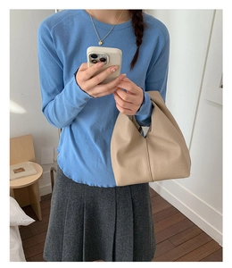 Sac à main chic en cuir grainé beige présenté dans un selfie miroir style de vie cosy