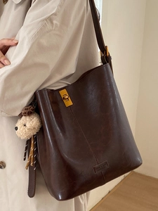 Retro deep brown large capacity bucket bag with gold twist lock and cute plush charm