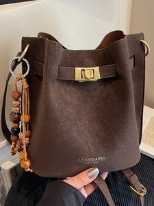 Sac seau rétro marron foncé grande capacité avec ferrures dorées et pompon en bois
