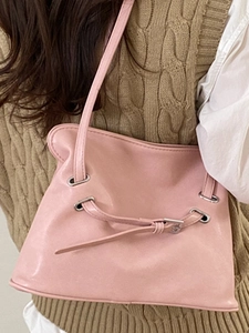 Sac fourre-tout en cuir rose avec détail de ceinture perforée et boucle en métal ajustable