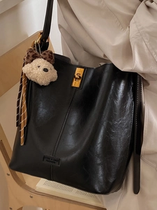 Vintage black large capacity oil-wax leather bucket bag with gold lock and charm accessory