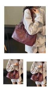 Detail van bordeauxrode tas met vintage leerstructuur en dubbele zakken met ritssluiting