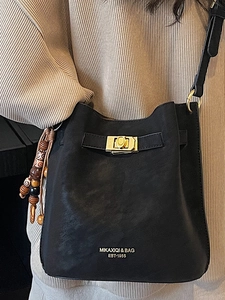 Sac seau rétro en cuir noir avec lettrage doré et pendentif en perles colorées