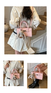 Sac bandoulière rose texture litchi avec boucle métallique et breloque lapin en peluche
