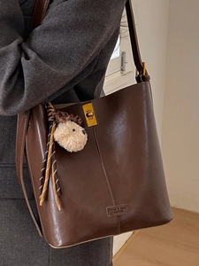 Vintage brown large capacity bucket bag with gold lock and plush bear keychain
