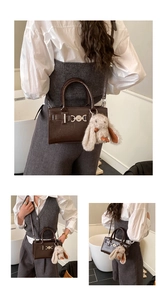 Vues détaillées d'un sac à main marron vintage avec un charme de lapin en peluche et boucle