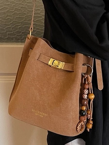 Sac seau vintage en daim marron avec fermoir doré et glands ethniques pour femme chic