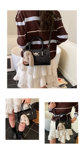 Trois vues du sac à bandoulière noir en similicuir avec serrure cœur et breloque