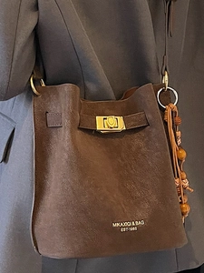 Sac seau rétro marron foncé en cuir mat avec serrure dorée et gland décoratif en perles