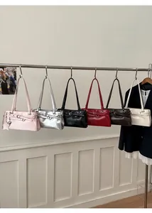 Gros plan sur des sacs Boston rétro en rose, argent, noir, rouge, café et beige